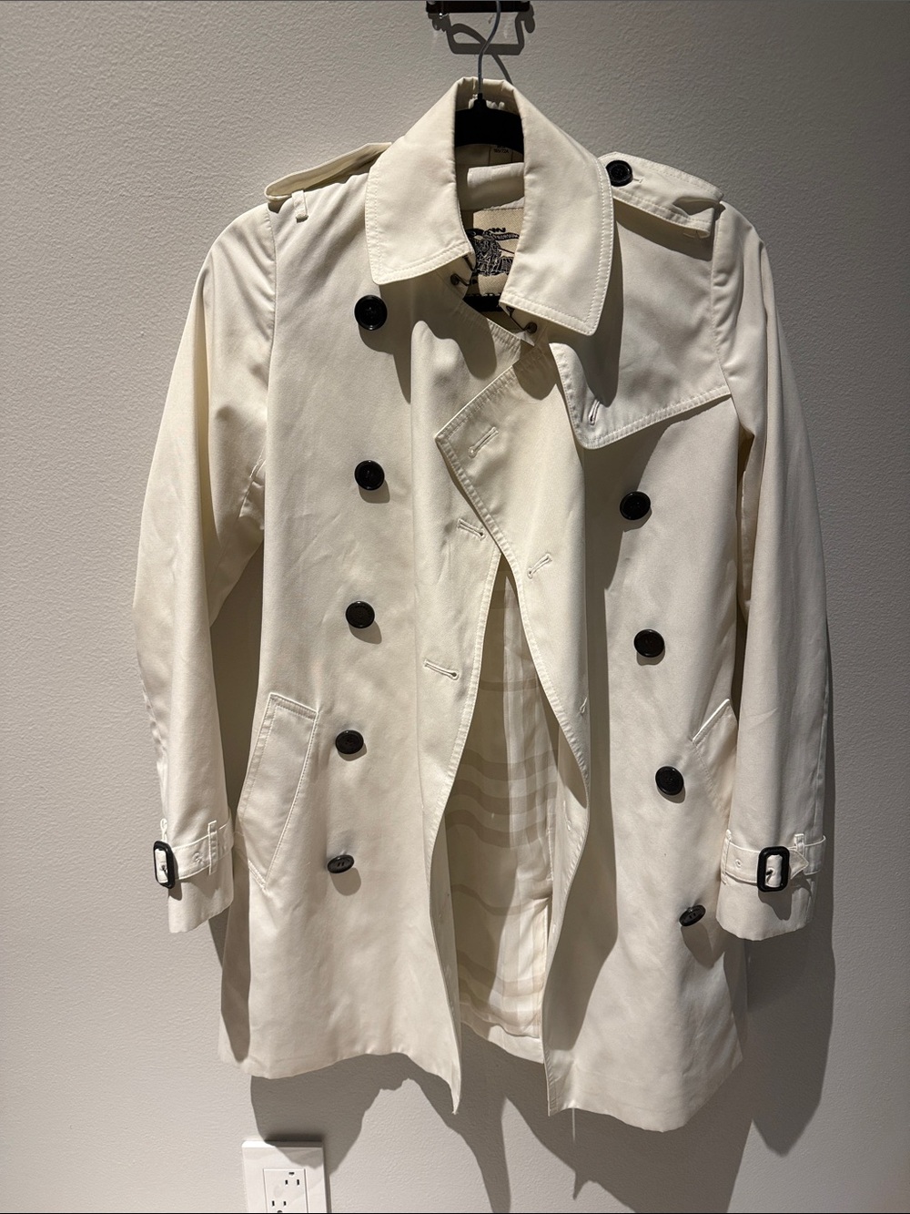 Burberry Cream Double-Breasted Short Trench Coat with Black Buttons - Picture 3 of 8